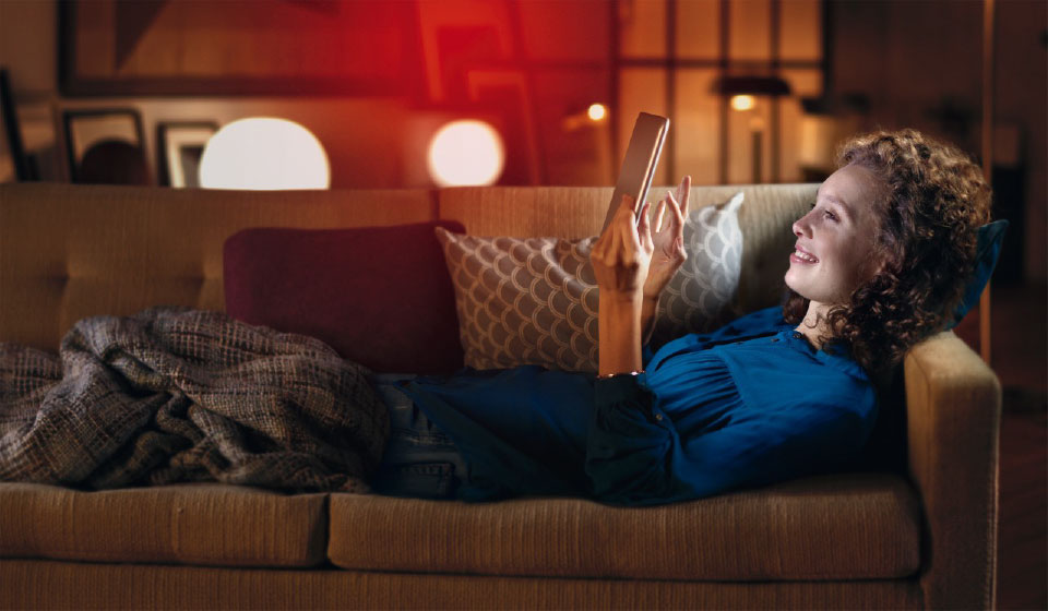 Person entspannt auf einem Sofa